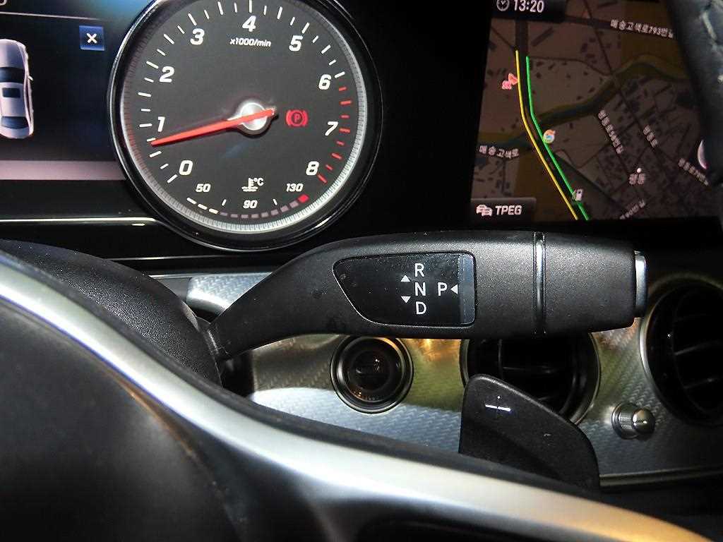 Mercedes Benz E class - Vista 12