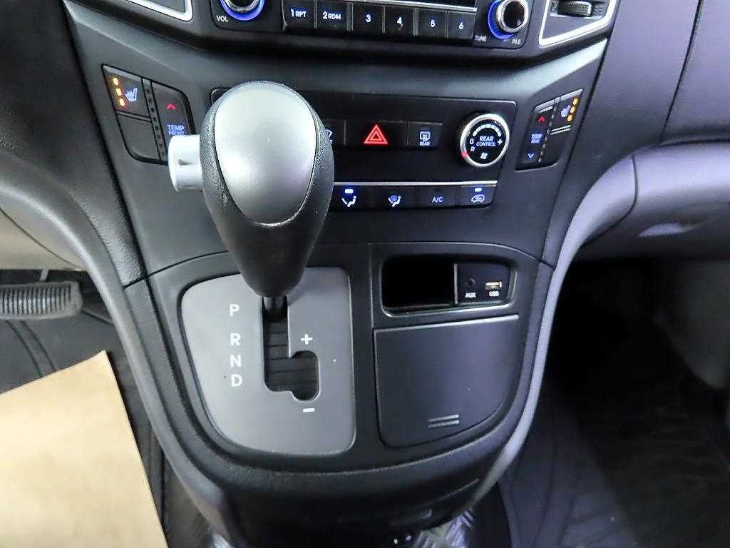 HYUNDAI Starex - Vista 10