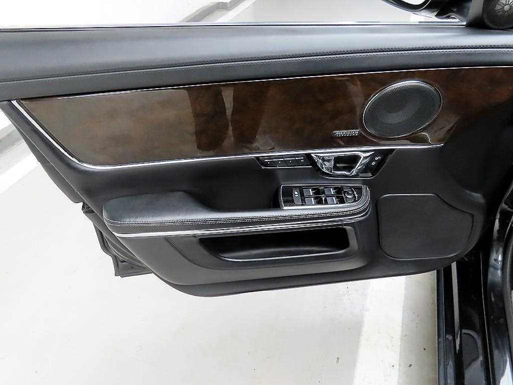 Jaguar XJ - Vista 11