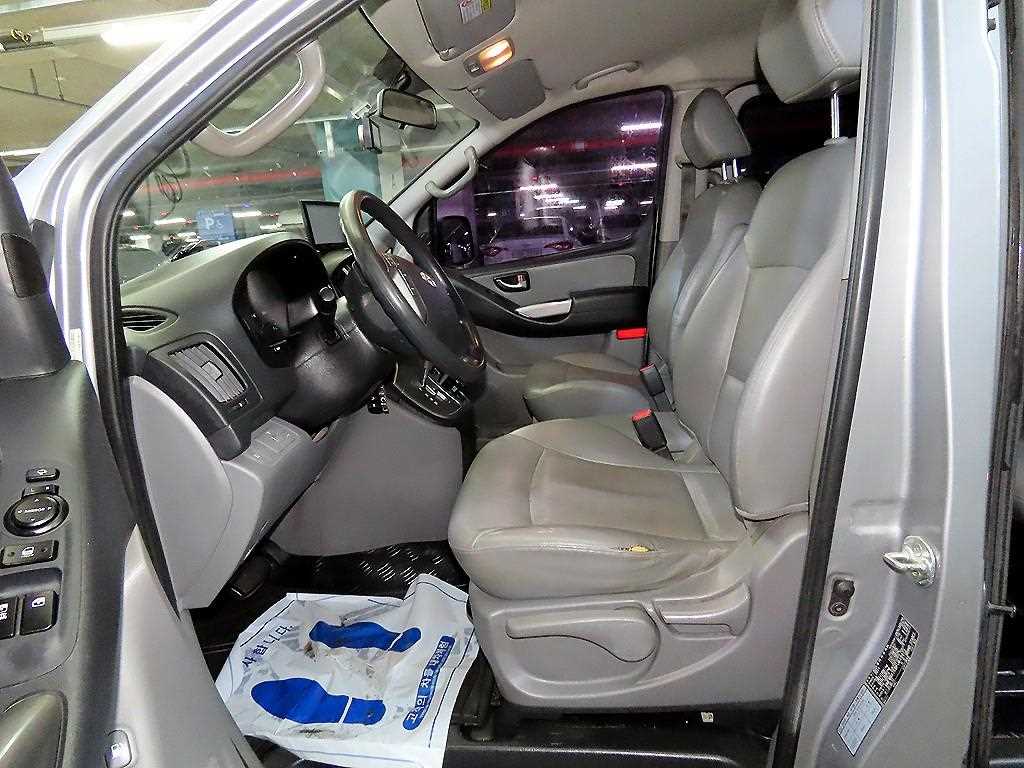 HYUNDAI Starex - Vista 6