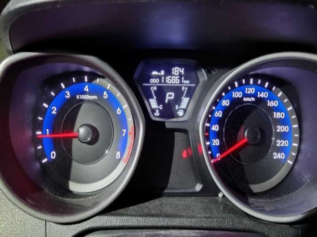 HYUNDAI Avante - Vista 7