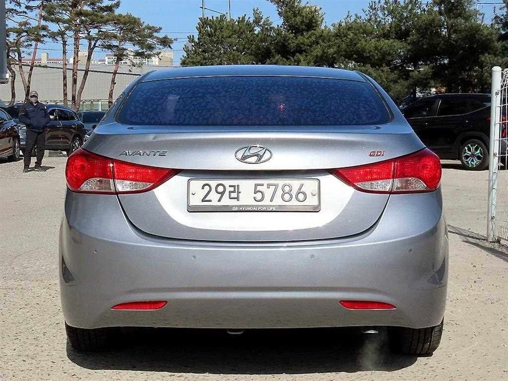 HYUNDAI Avante - Vista 4