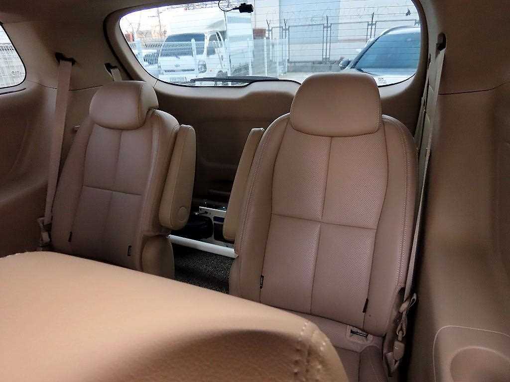 KIA Carnival - Vista 7