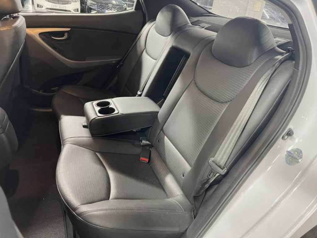 HYUNDAI Avante - Vista 8