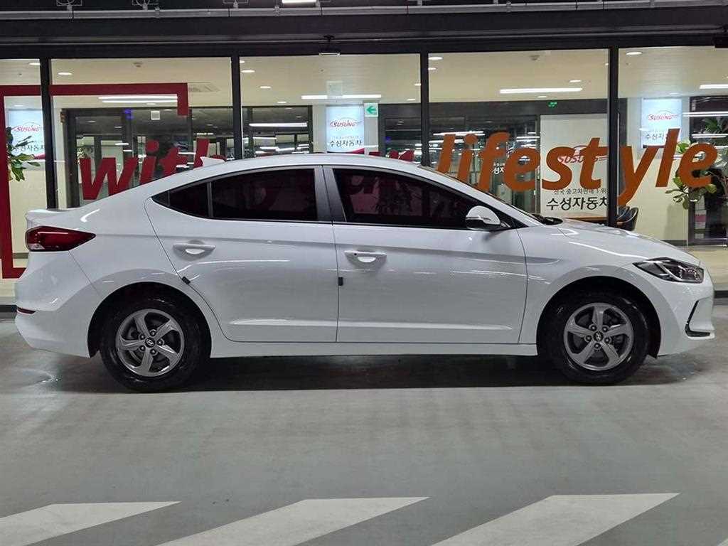 HYUNDAI Avante - Vista 3