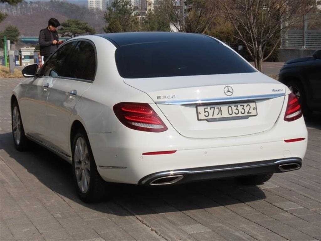 Mercedes Benz E class - Vista 4