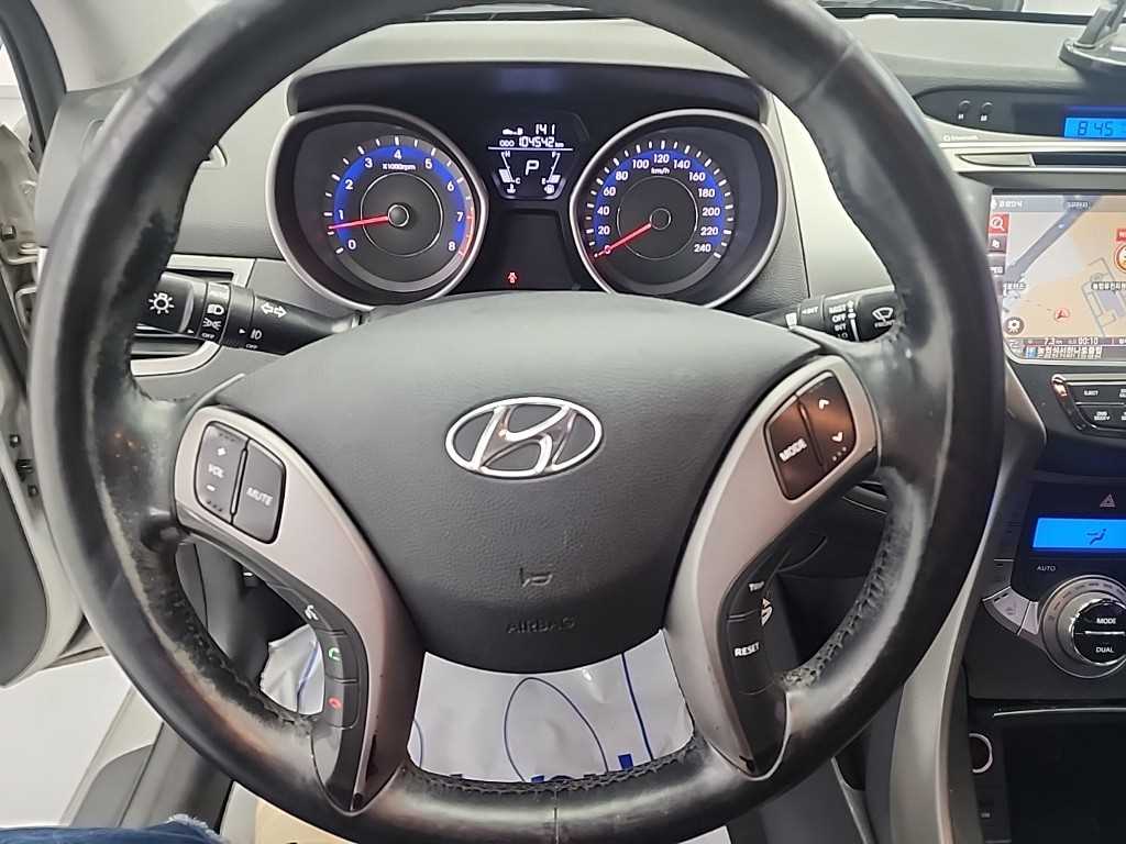 HYUNDAI Avante - Vista 9