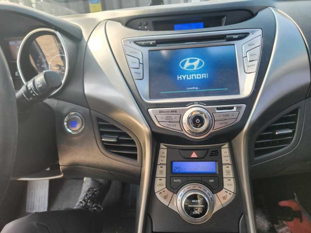 HYUNDAI Avante - Vista 10