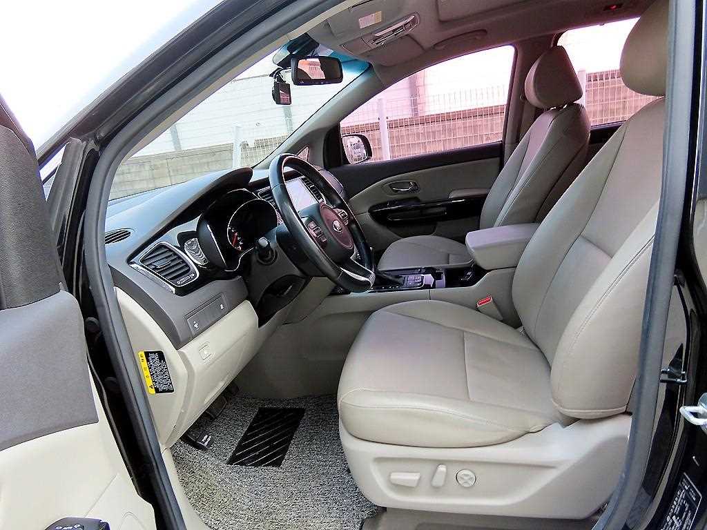 KIA Carnival - Vista 5