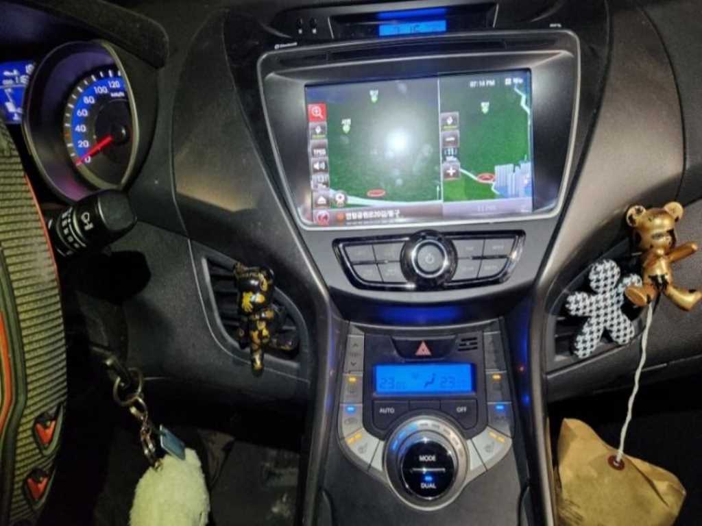 HYUNDAI Avante - Vista 9