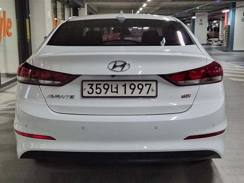 HYUNDAI Avante - Vista 5