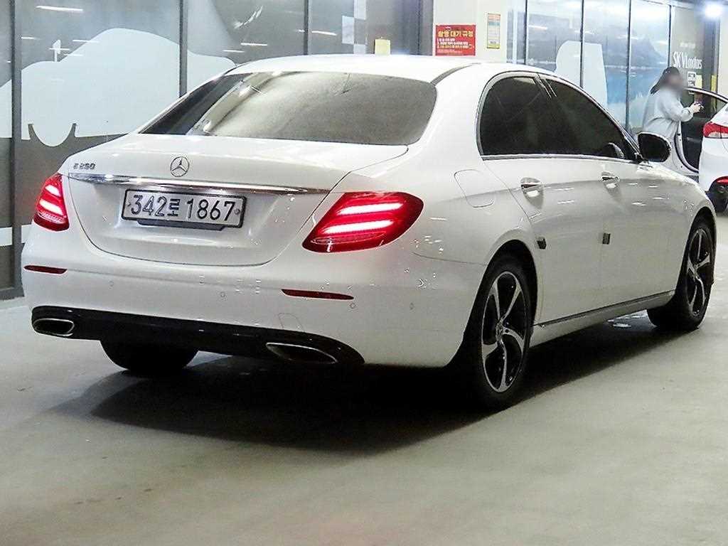 Mercedes Benz E class - Vista 4