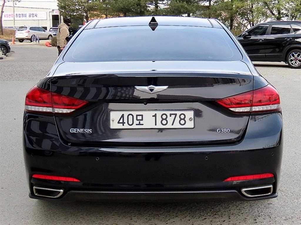 HYUNDAI Genesis - Vista 4