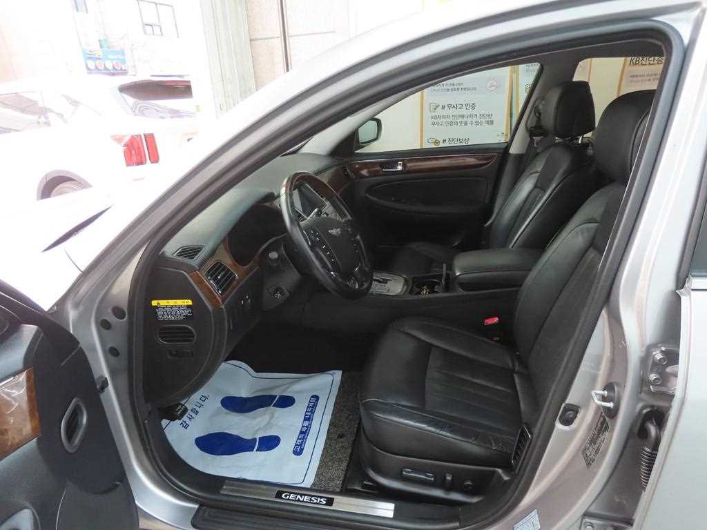 HYUNDAI Genesis - Vista 5