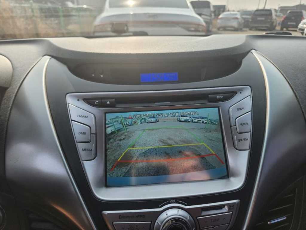 HYUNDAI Avante - Vista 9