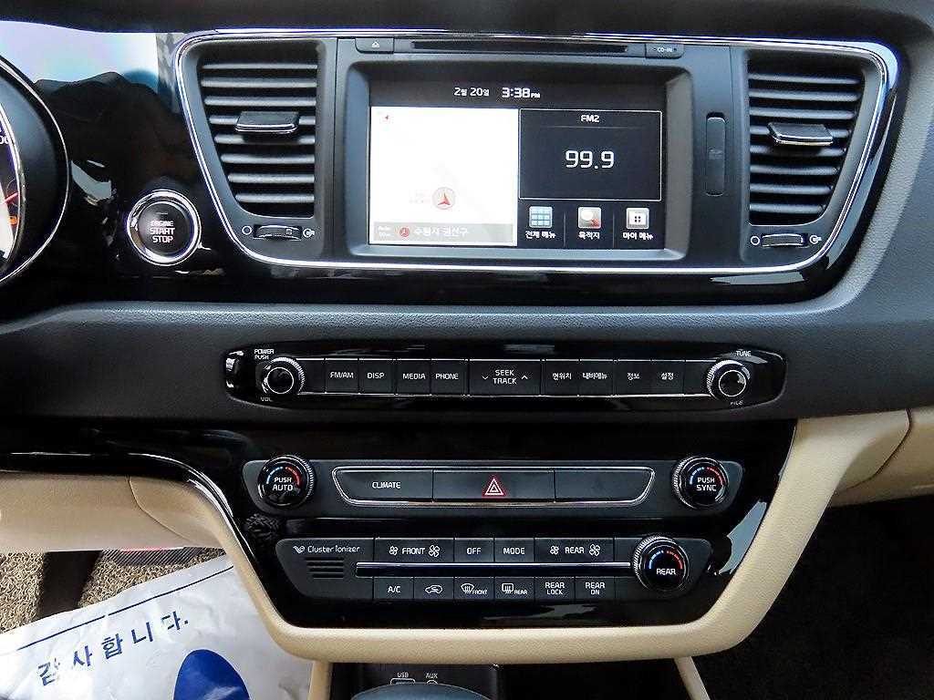 KIA Carnival - Vista 12