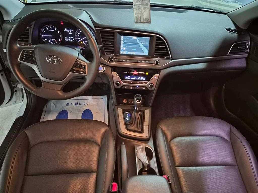 HYUNDAI Avante - Vista 10