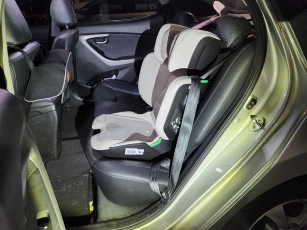 HYUNDAI Avante - Vista 10