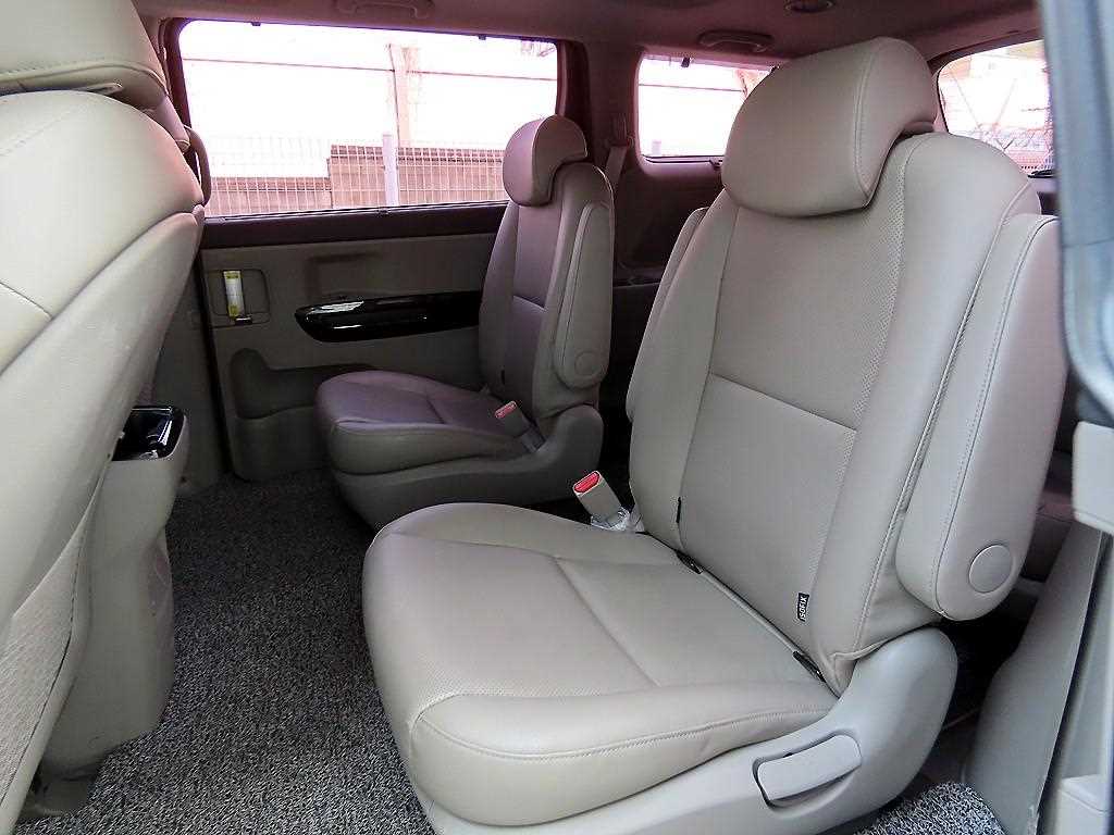 KIA Carnival - Vista 6