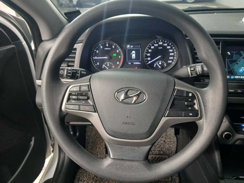 HYUNDAI Avante - Vista 8