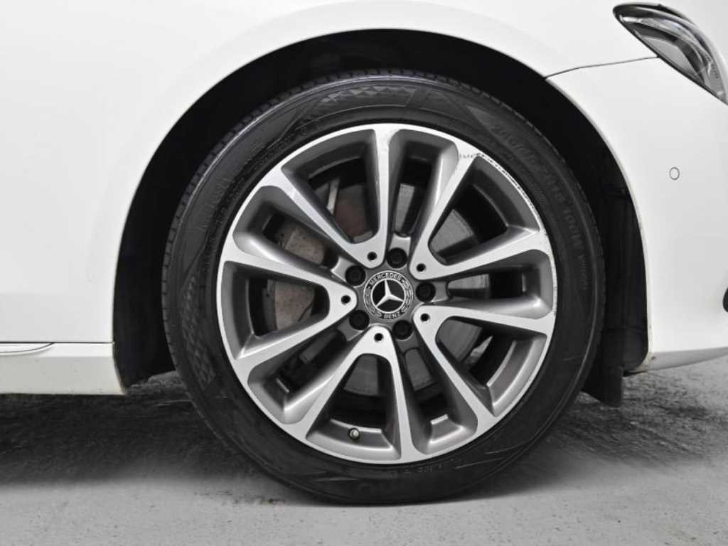 Mercedes Benz E class - Vista 5