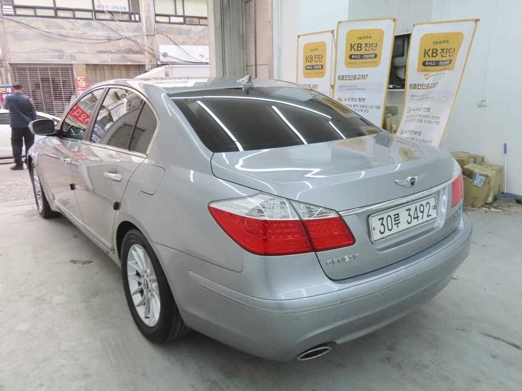 HYUNDAI Genesis - Vista 4