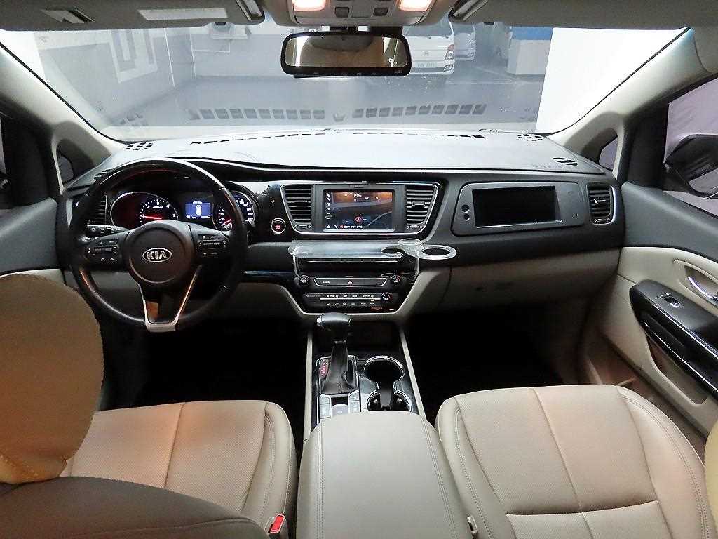 KIA Carnival - Vista 8