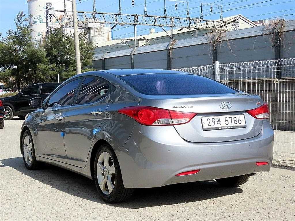 HYUNDAI Avante - Vista 3