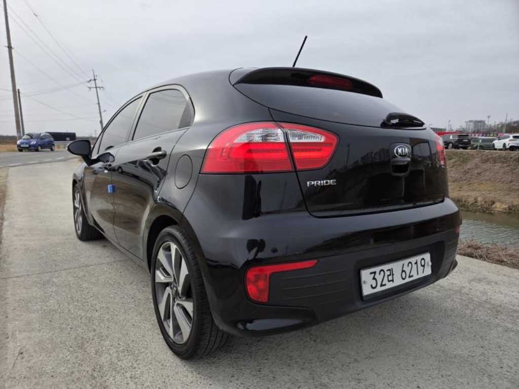 KIA Pride - Vista 4