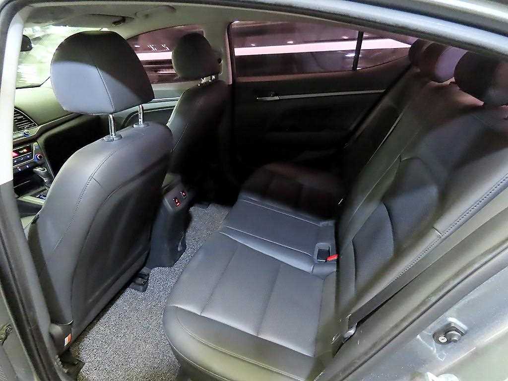 HYUNDAI Avante - Vista 7