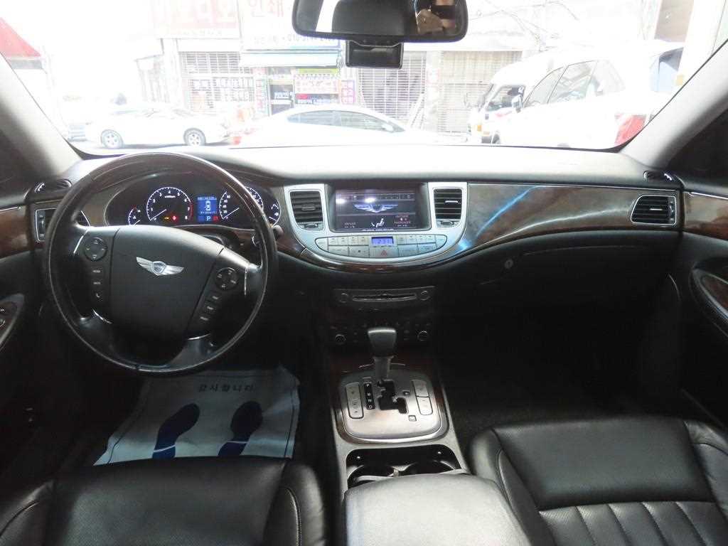 HYUNDAI Genesis - Vista 7
