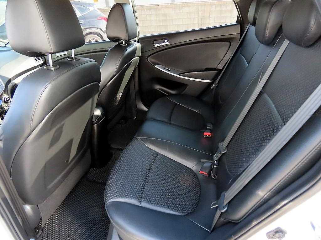 HYUNDAI Accent - Vista 6