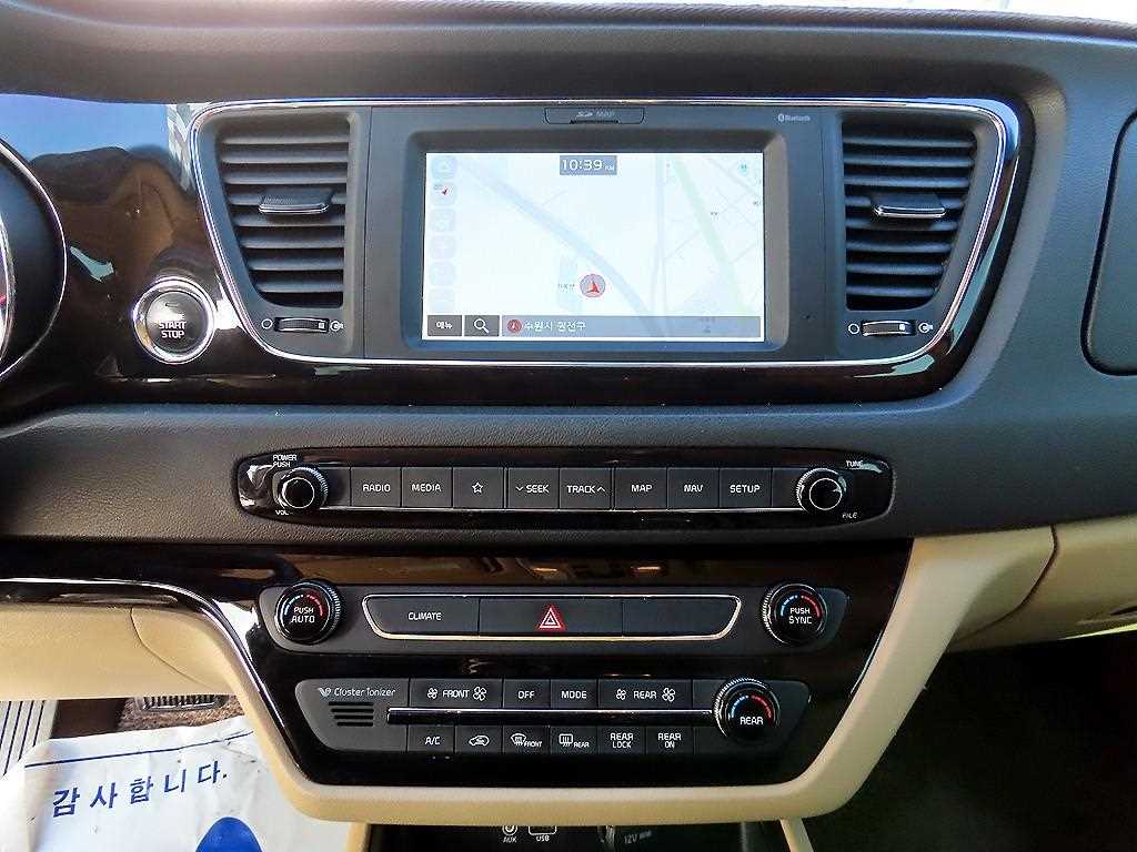 KIA Carnival - Vista 12