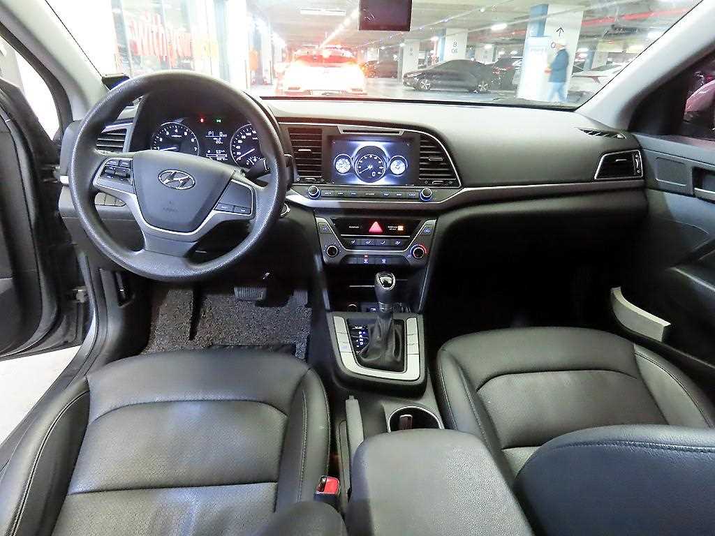 HYUNDAI Avante - Vista 10