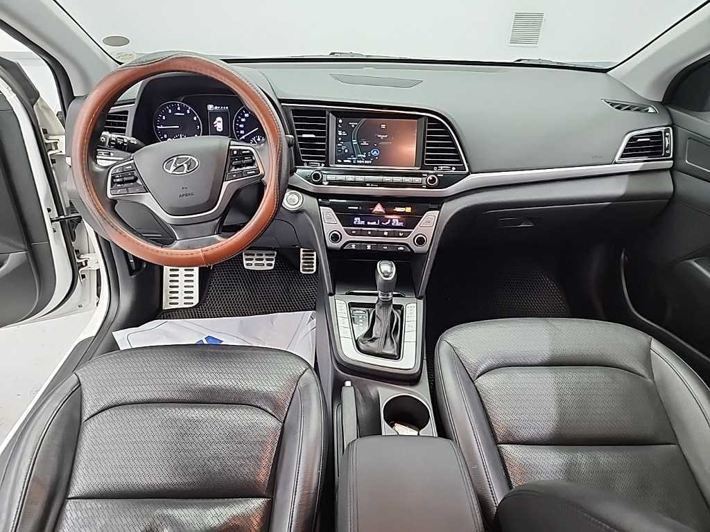 HYUNDAI Avante - Vista 6