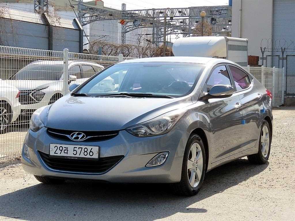 HYUNDAI Avante - Vista 2