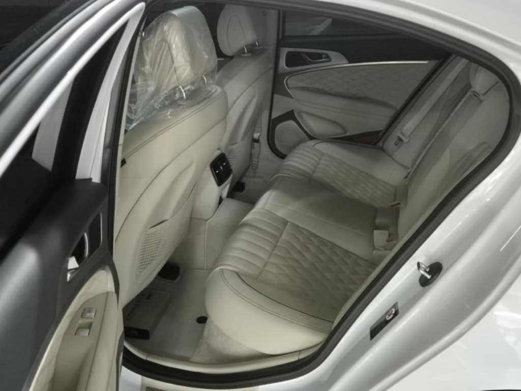 Genesis G70 - Vista 8