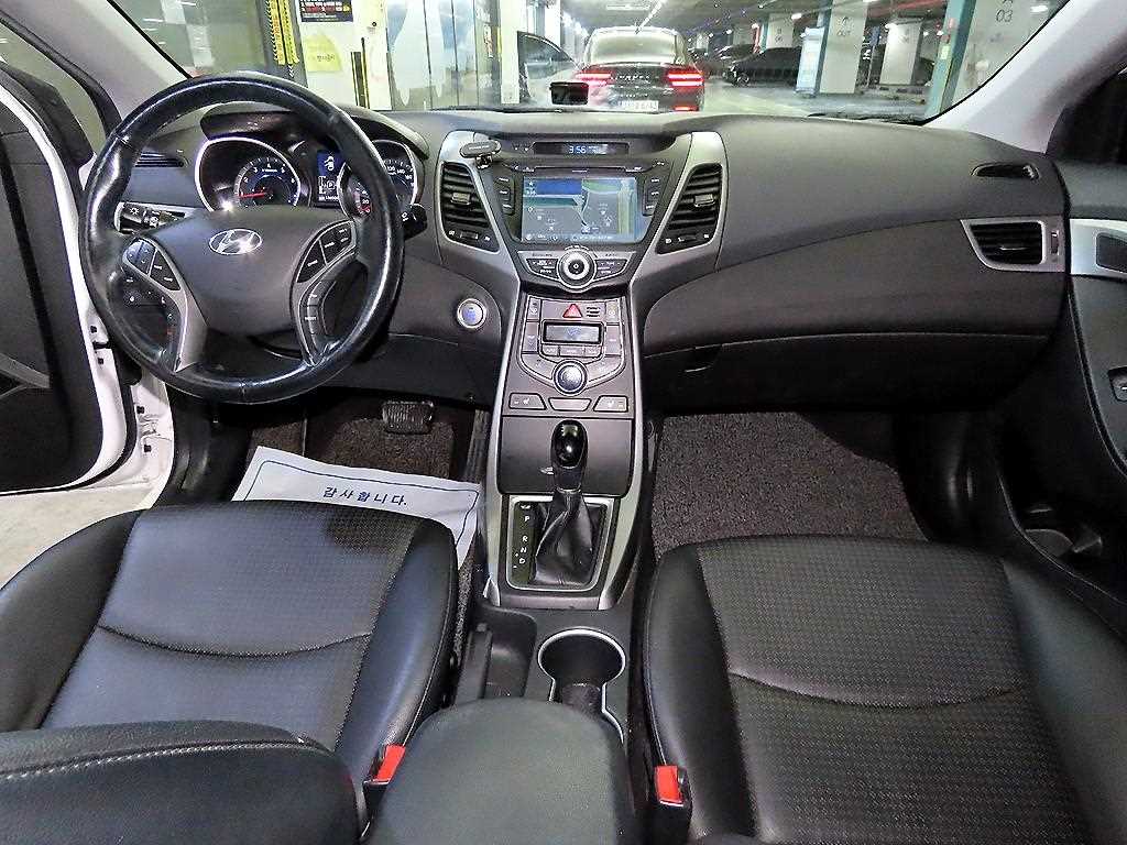 HYUNDAI Avante - Vista 10