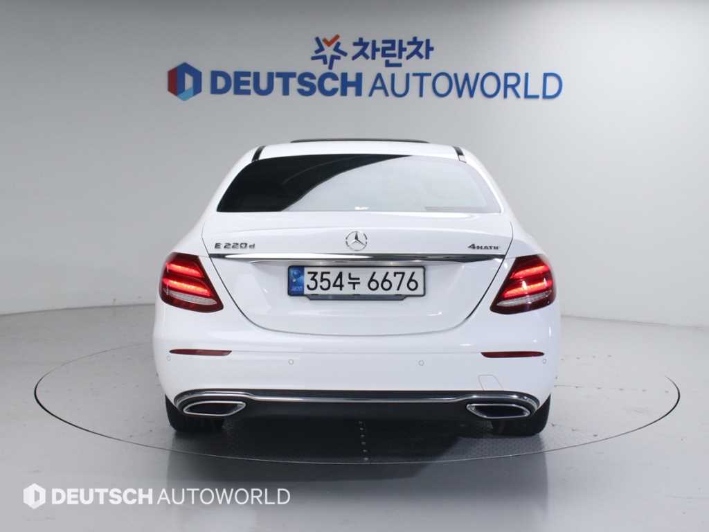 Mercedes Benz E class - Vista 4