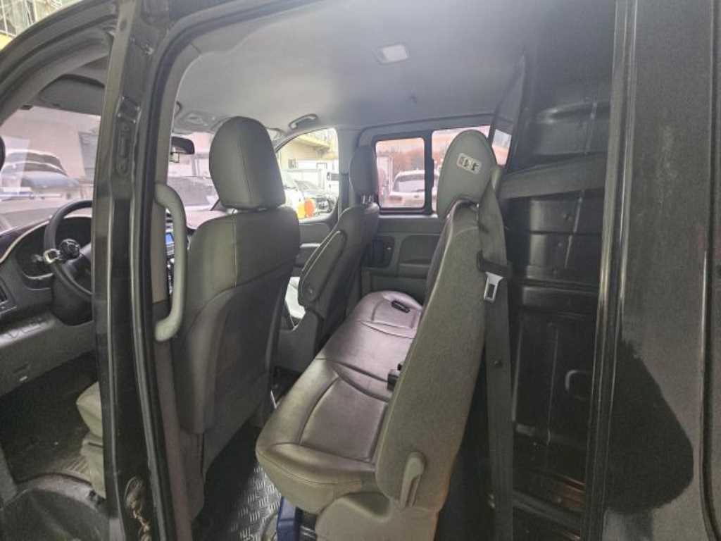 HYUNDAI Starex - Vista 6