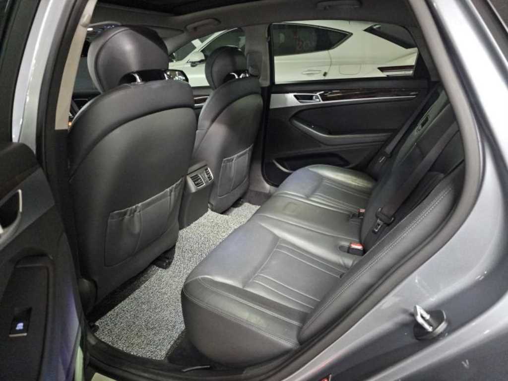 HYUNDAI Genesis - Vista 6