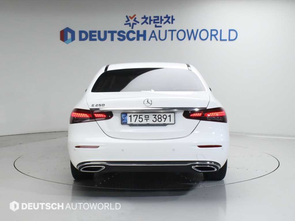 Mercedes Benz E class - Vista 4