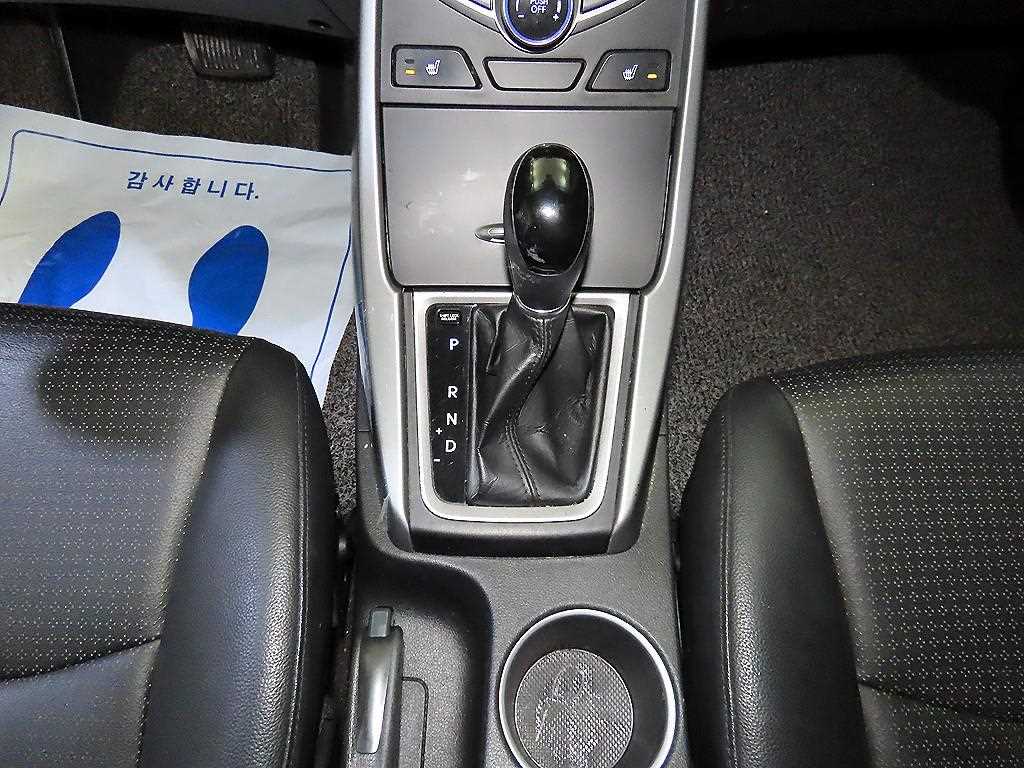 HYUNDAI Avante - Vista 12