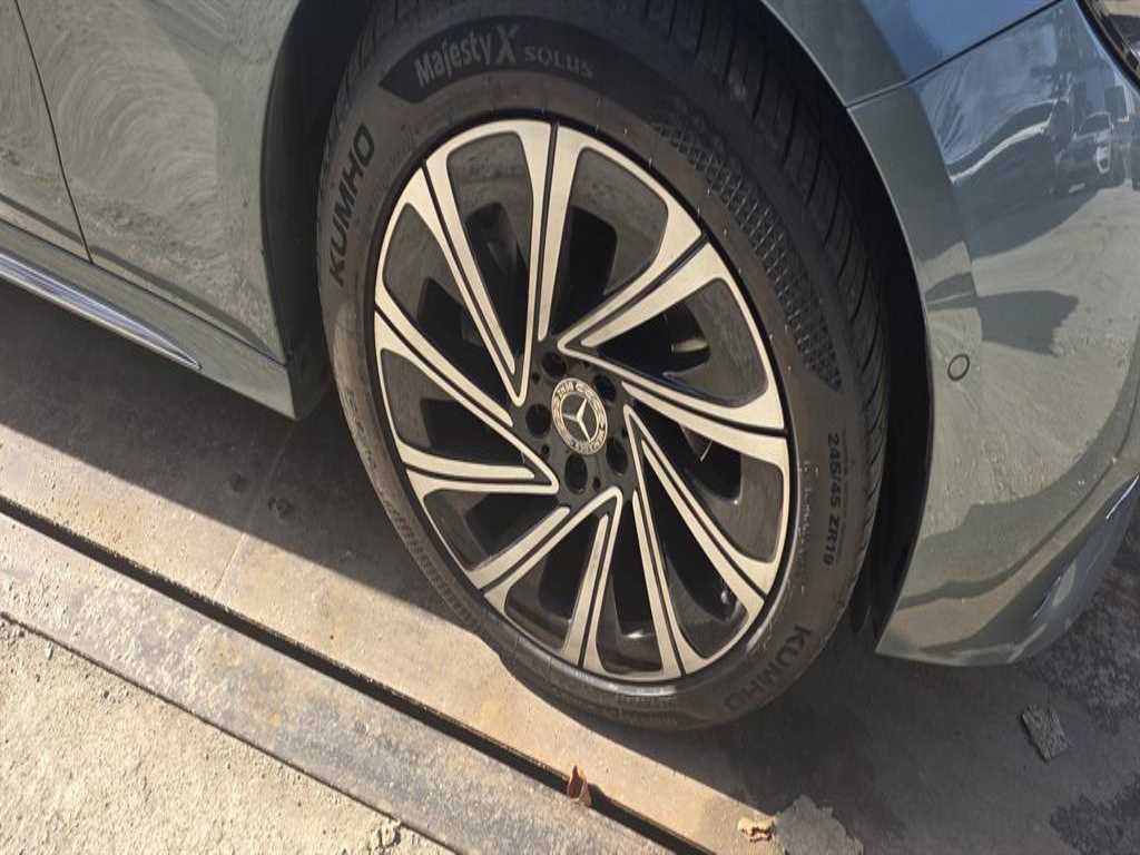 Mercedes Benz E class - Vista 3