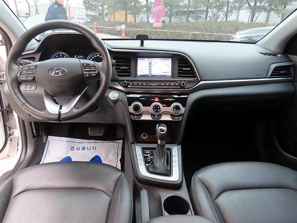 HYUNDAI Avante - Vista 7