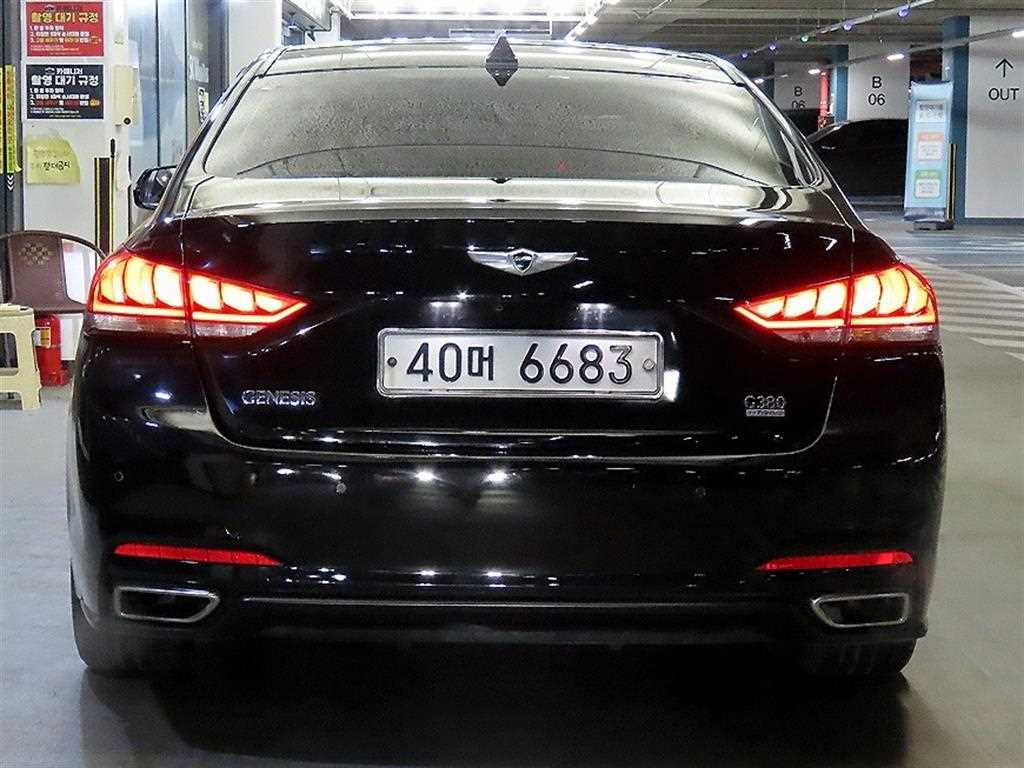 HYUNDAI Genesis - Vista 5