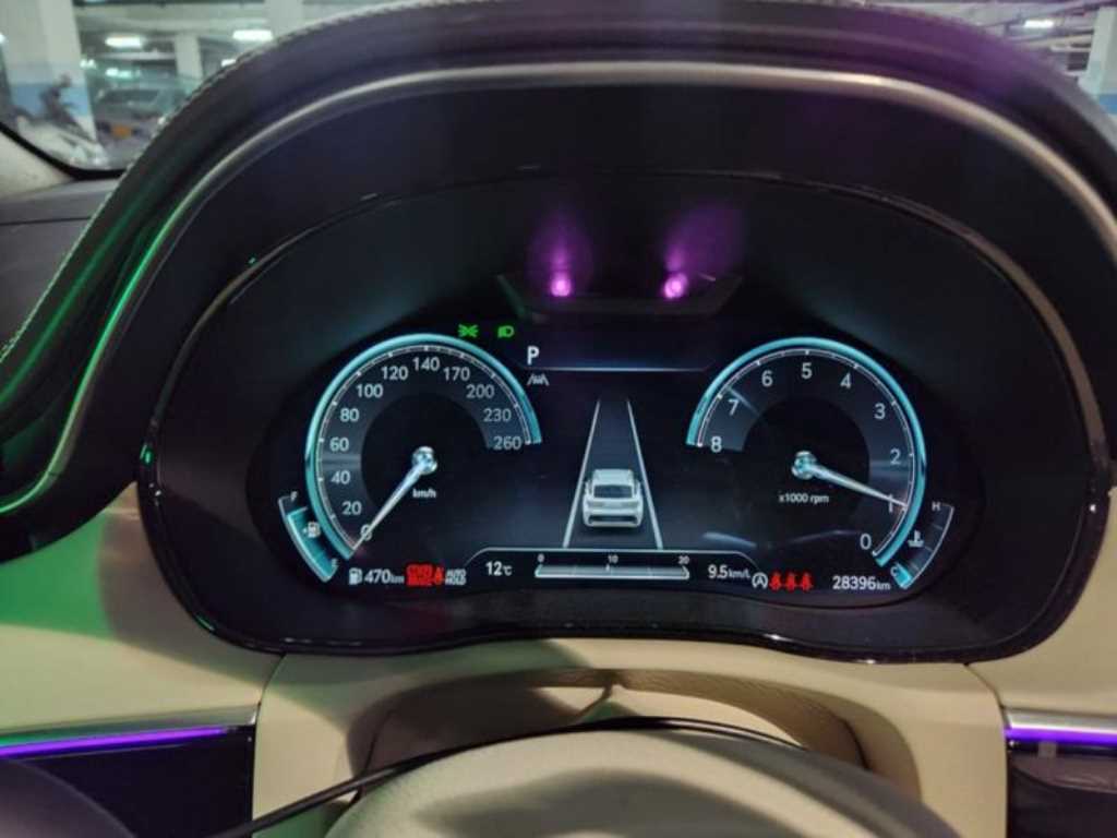 Genesis GV70 - Vista 8