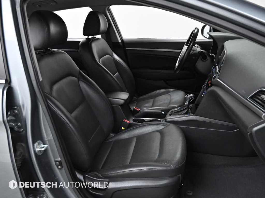 HYUNDAI Avante - Vista 10