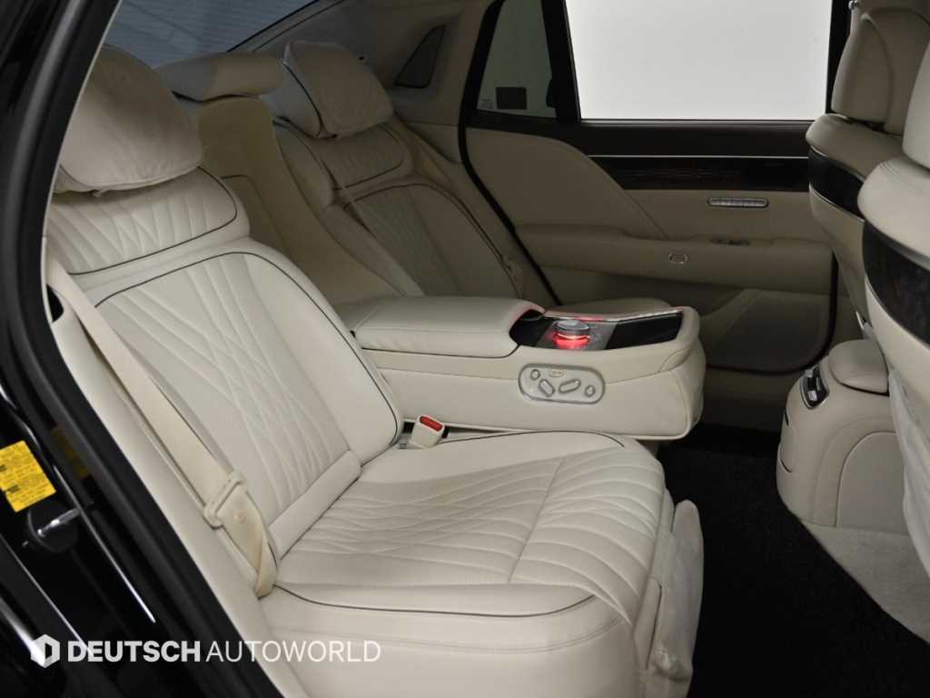 Genesis G90 - Vista 12