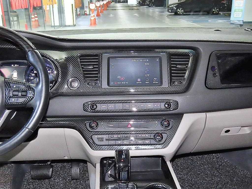 KIA Carnival - Vista 11